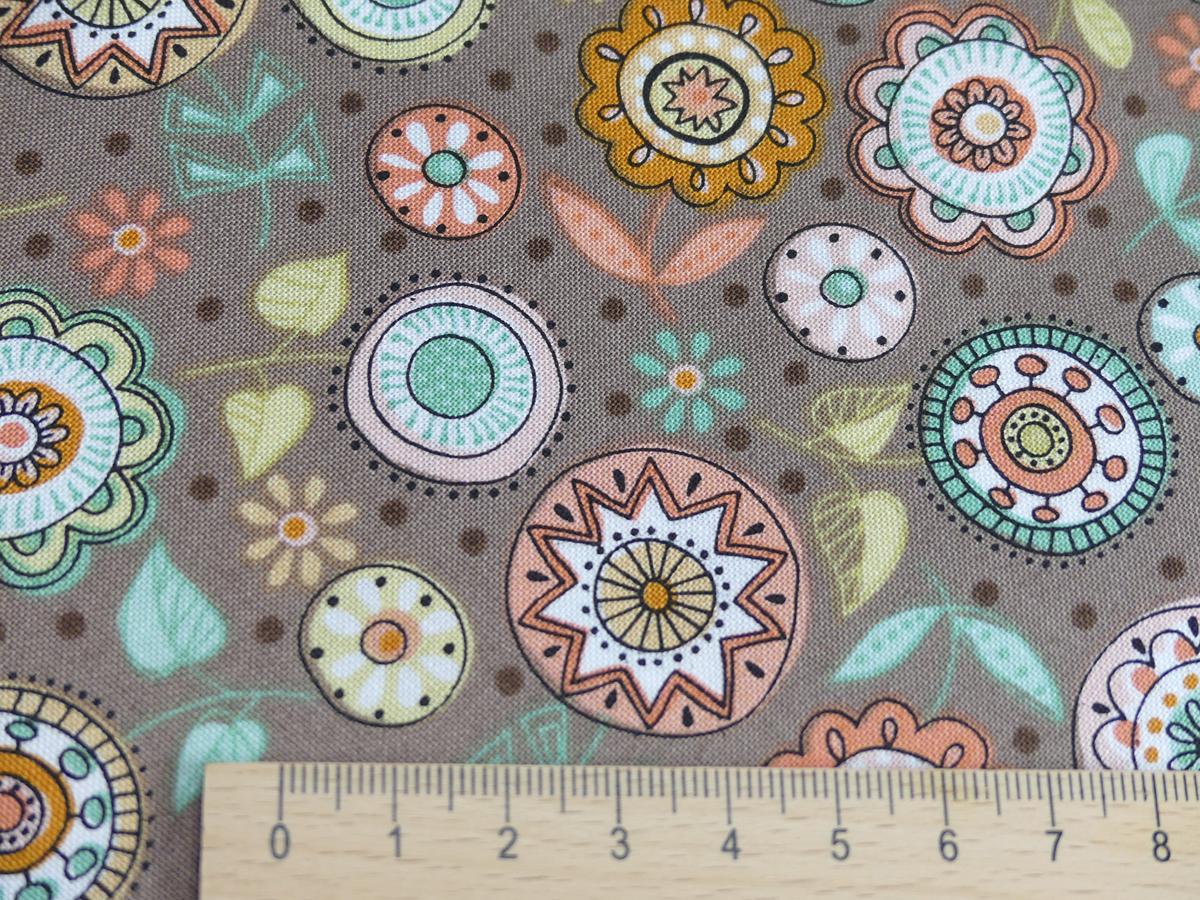 Patchworkstoff aus der Serie Doodle Days mit Kreisen und Blumen auf taupe farbenen Untergrund mit Maß